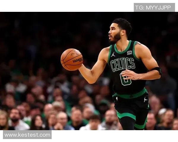 塔图姆如何通过战术布局掌控比赛节奏与关键时刻的决策分析